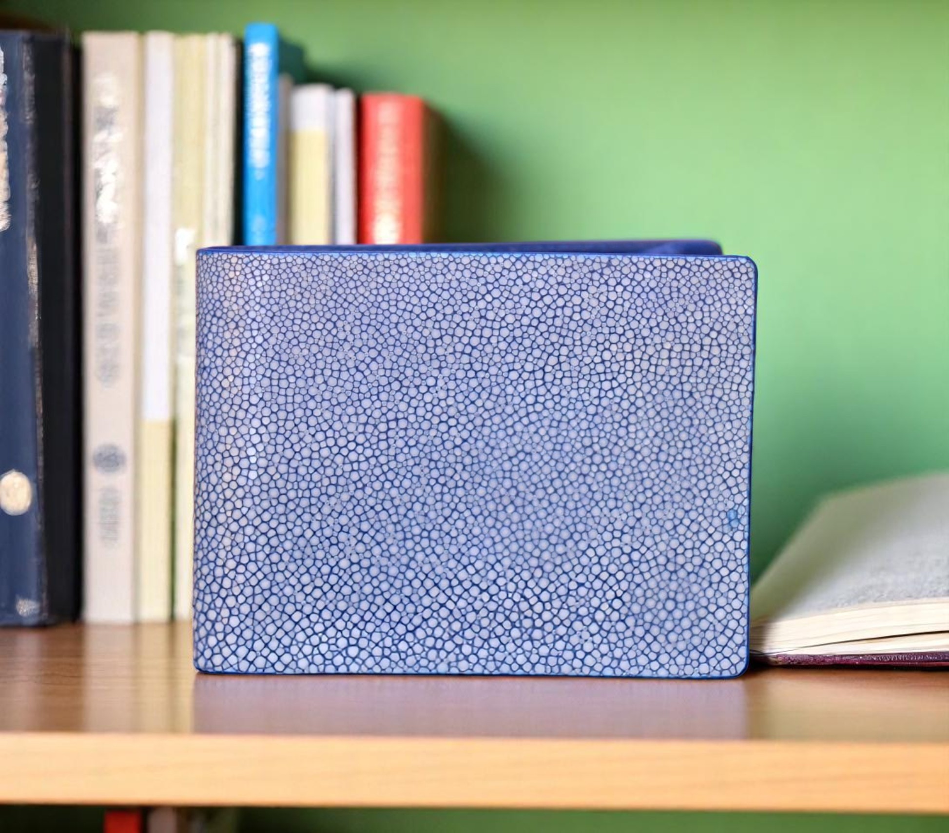 Ví nam da cá đuối handmade màu xanh