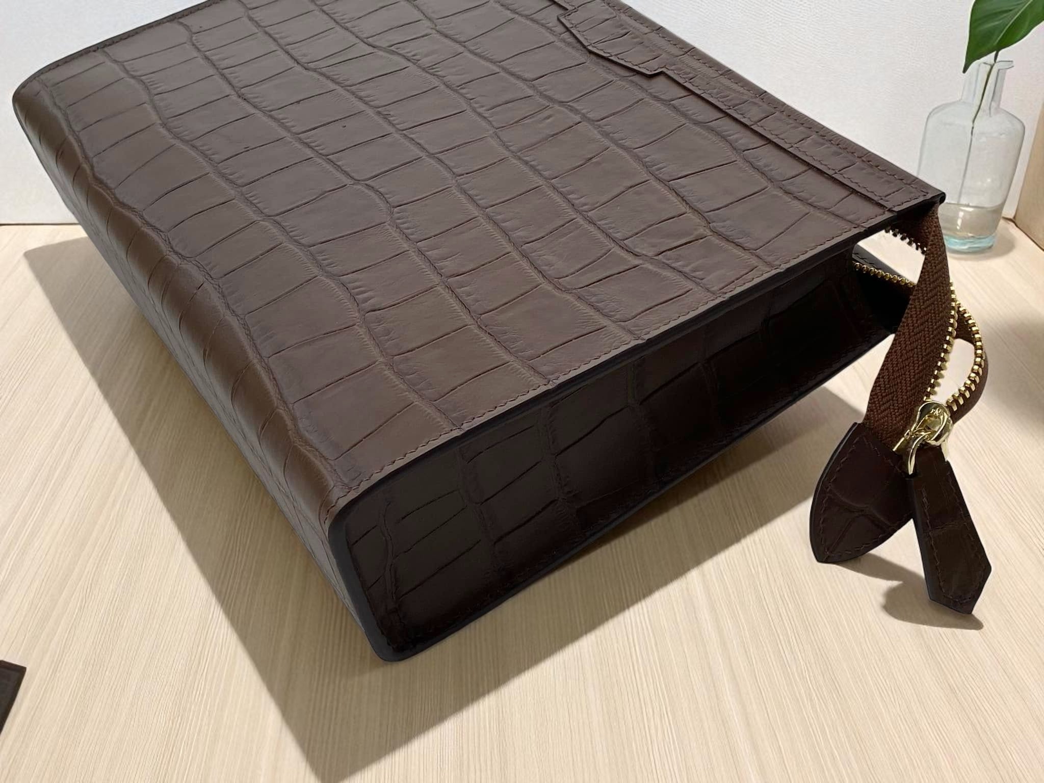 clutch cầm tay da cá sấu bụng đẹp màu nâu